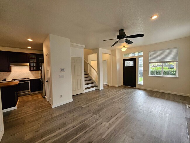 Building Photo - Modern 3 Bedroom, 2.5 Bath Home in Hillsboro with Granite Countertops and 2 Car Garage!