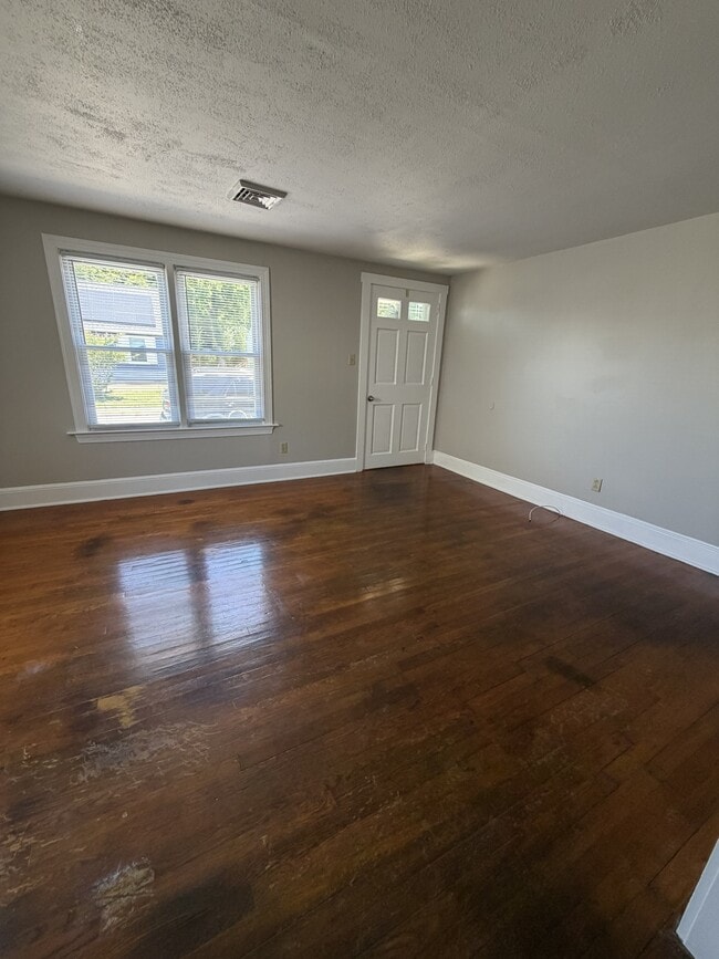 Building Photo - 406 Maple St