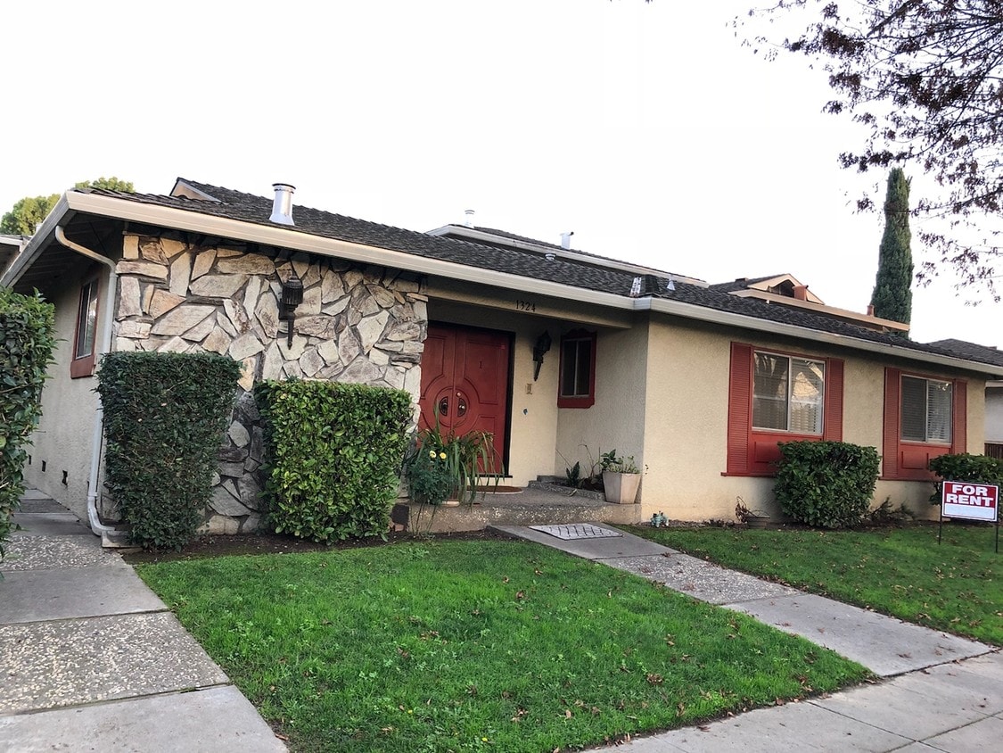 Primary Photo - 1324 Essex Way