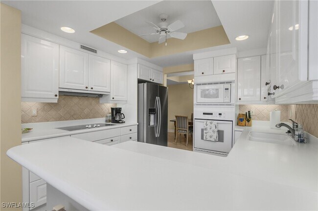 Foto del edificio - 7225 Pelican Bay Blvd