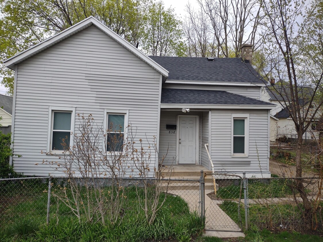 Primary Photo - 858 3rd St NW