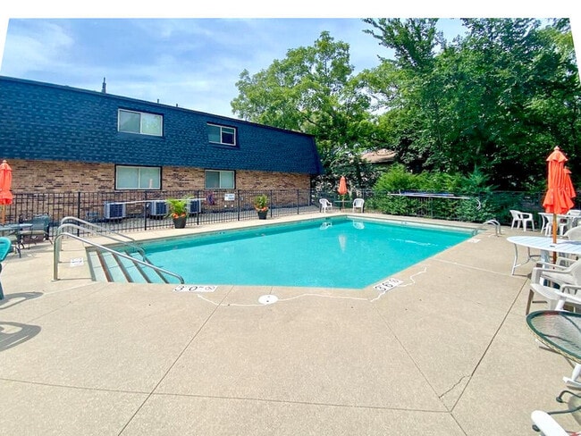 Foto del edificio - 204 Elmhurst Ct