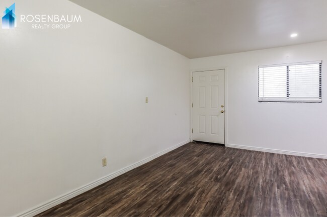 Foto del edificio - 770 N Dodge Blvd