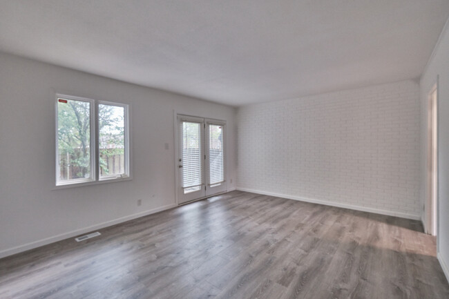 Building Photo - 1161 Canterbury Square S