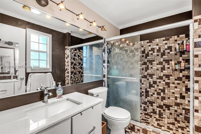 Building Photo - 320 SE 10th Ave