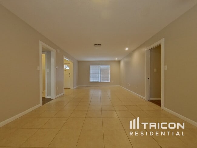 Foto del edificio - 1928 Blossom Ln