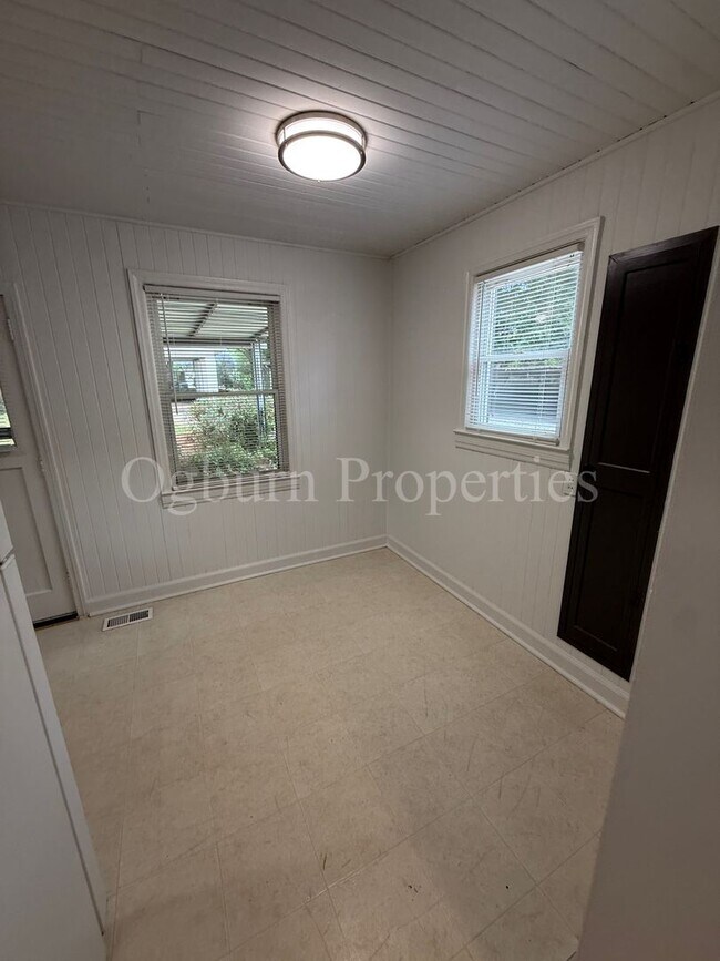Foto del edificio - 2363 Jefferson Ave