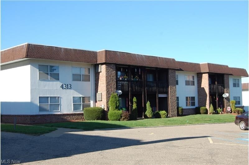 4313 Earl Dr Unit B8, Steubenville, OH 43953 Room for Rent in