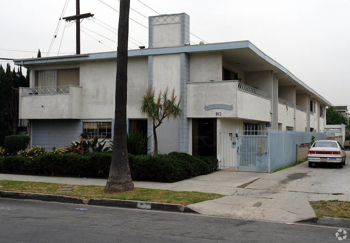 Primary Photo - 912 E La Brea Dr