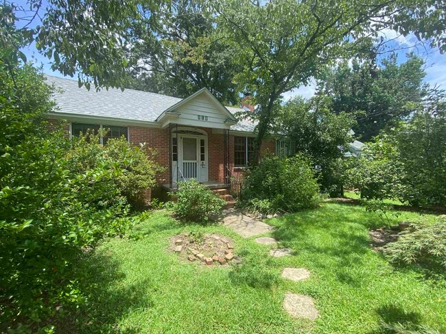 Building Photo - 518 McDaniel St