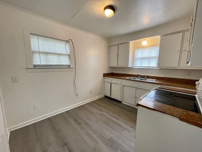 Foto del edificio - 690-690 1/2 W Irby St