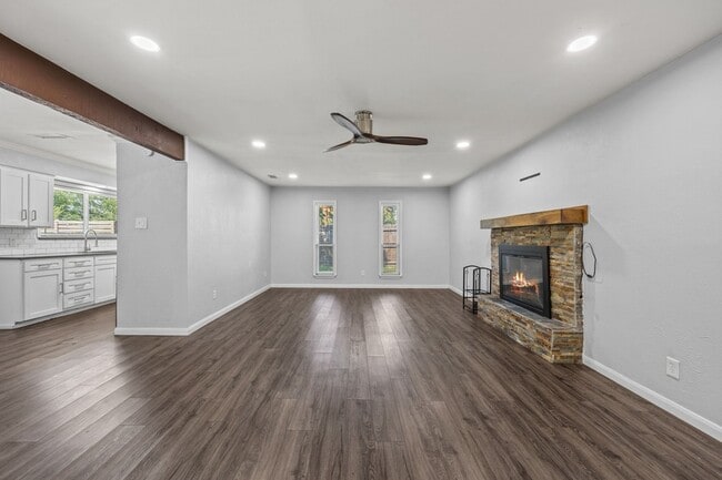 Building Photo - 1501 Cecil Dr