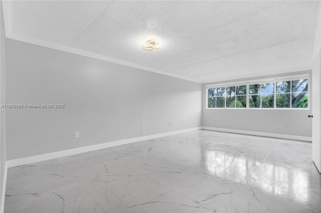Foto del edificio - 6135 NW 186th St