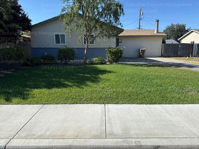 Building Photo - 4 bedroom/ 1 bathroom near schools, park, ...