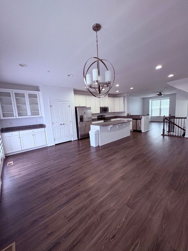 Building Photo - Spacious 2/2.5 Townhouse at Regents Glen-Y...