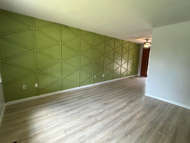Building Photo - Cute 3 bed 1 bath close to I-265