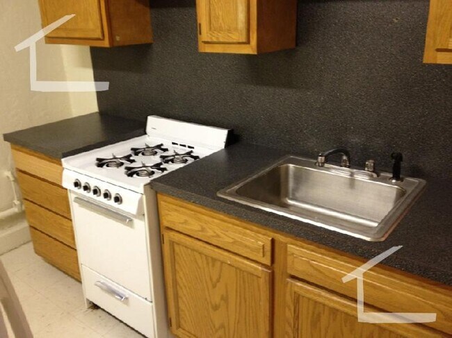 Building Photo - 9/1 No Fee! Garden/ground floor 1BR apartm...