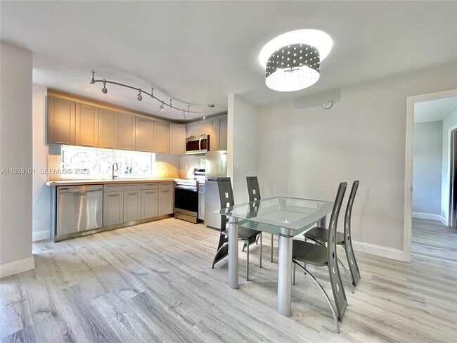 Foto del edificio - 17021 N Bay Rd