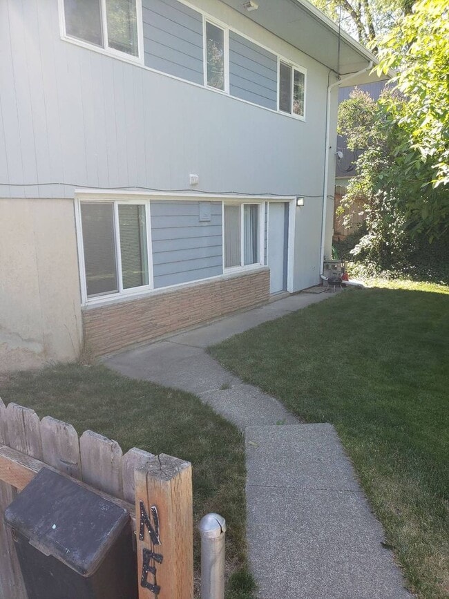 Building Photo - 1065 NE Duncan Ln