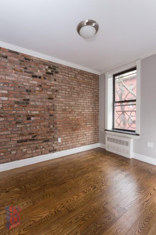 Building Photo - 420 E 9th St