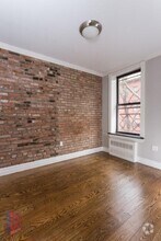 Building Photo - 422 E 9th St