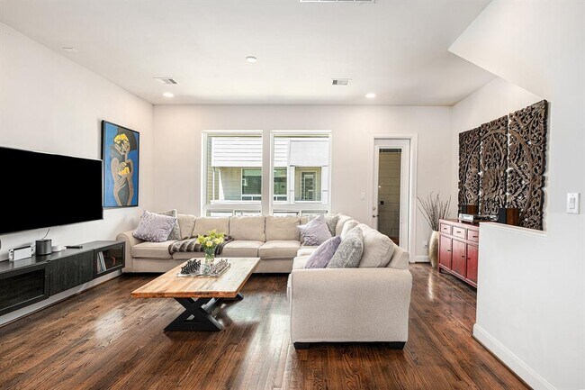 Building Photo - 304 Eado Park Cir