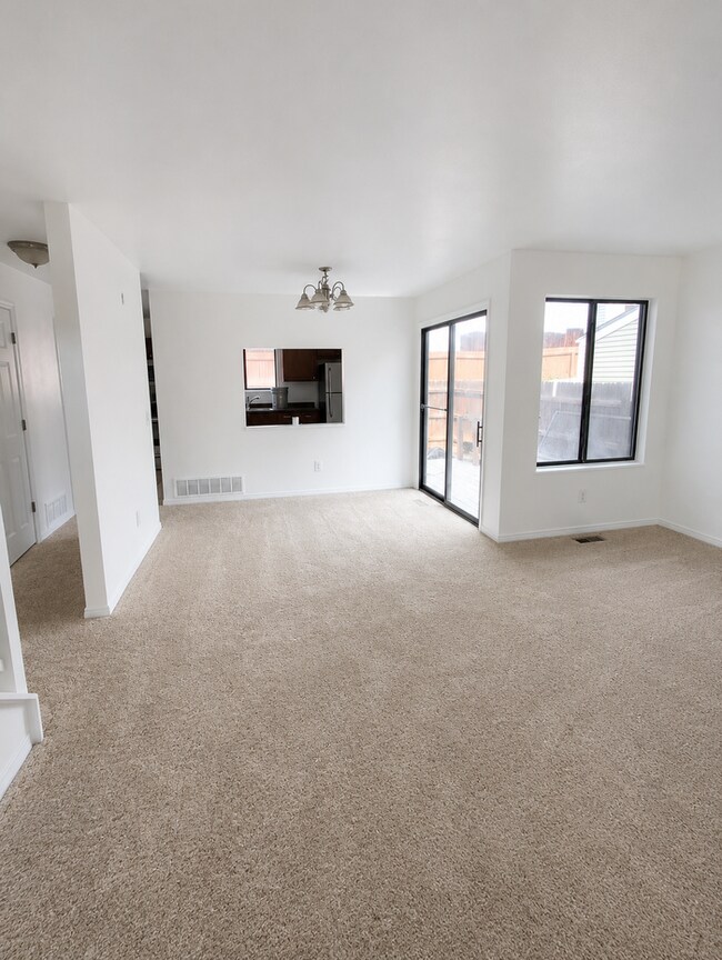 Foto del edificio - Convenient location, new paint & carpet throughout, enclosed patio.