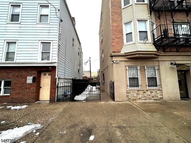 Foto del edificio - 239 Harrison Ave