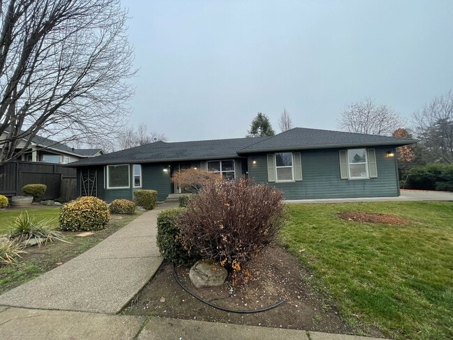 Foto del edificio - East Medford 3 Bedroom 2 Bathroom w/Large 2 car garage - Single Level