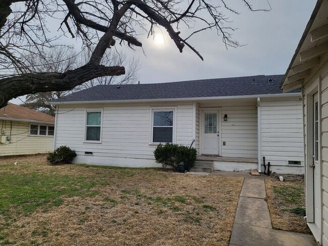 Building Photo - 2117 N Crockett St