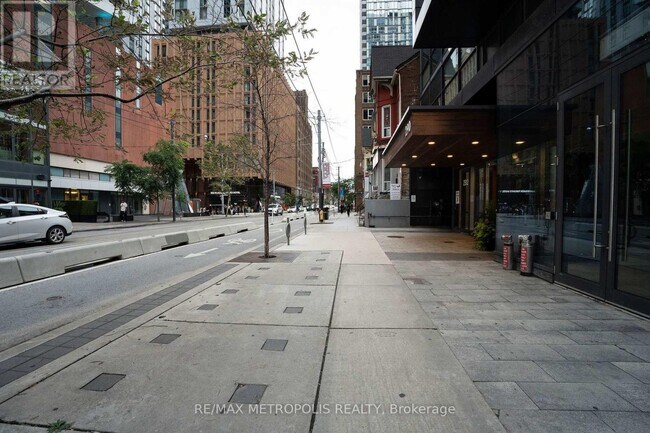 Building Photo - 290 Adelaide St W