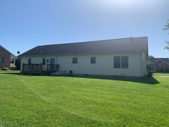 Building Photo - Lovely single family, brick rancher home with 3 beds/2.5 baths!!