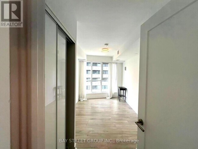 Building Photo - 585 Bloor St E