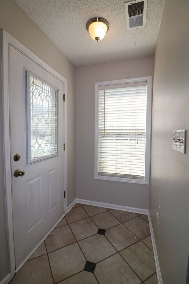 Foto del edificio - Light and Bright End unit 3 bdrm 2 bath to...