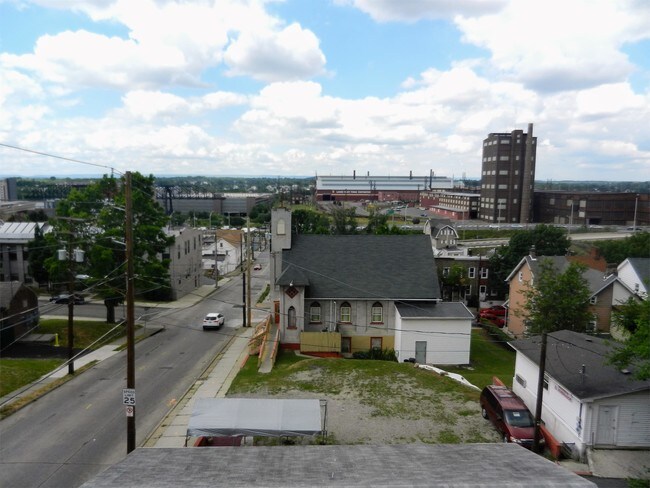 Building Photo - 1401 E 6th St