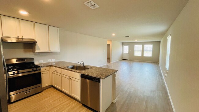 Foto del edificio - Spacious 4BR w/ Large Backyard – Close to ...