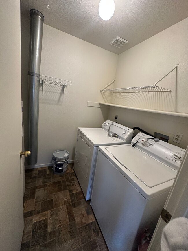 Foto del edificio - 2 Bedroom Unit for Rent