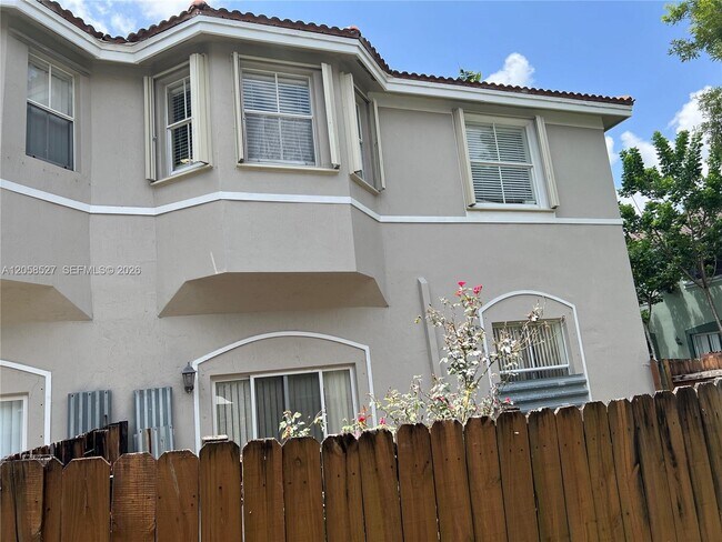 Foto del edificio - 1535 SE 26th St