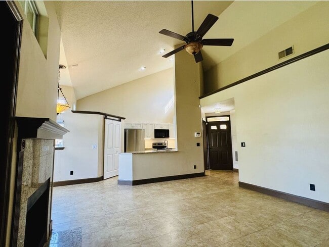 Building Photo - 1 bedroom 1 bath condo in Barclay Place in...