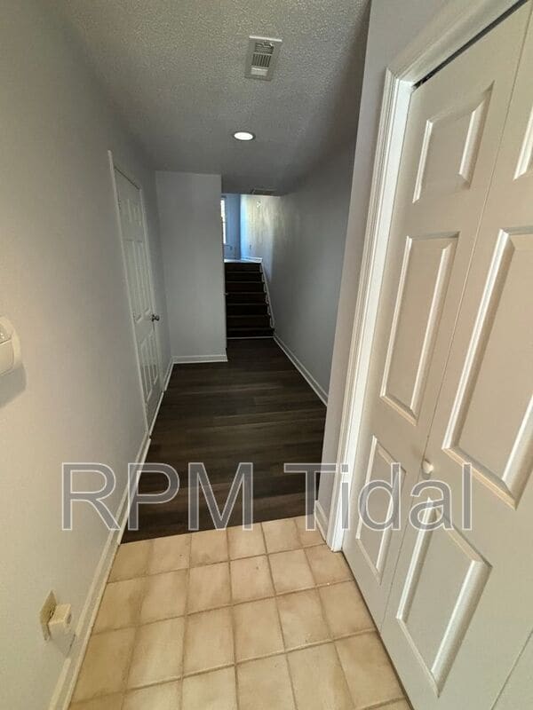Building Photo - 610 Guy Ln