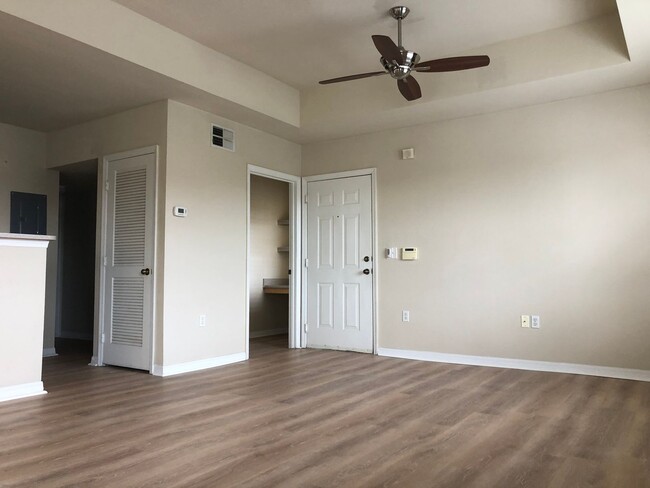 Building Photo - Nicely updated 2/2 unit available now for ...