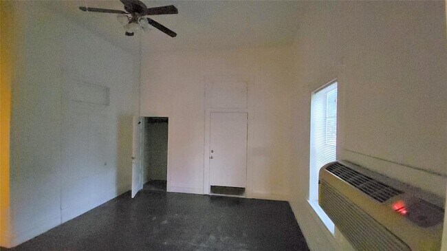 Building Photo - 1100 E 8th St