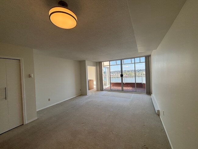 Building Photo - 1702-1605 Quayside Drive