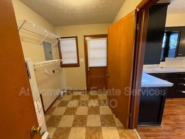 Foto del edificio - 1852 S Pickwick Ave