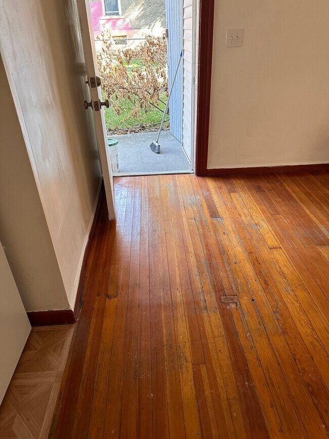 Sala de estar - 1584 Van Vranken Ave