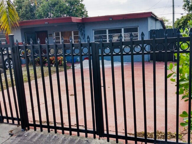 Foto del edificio - 14180 NW 23rd Ct