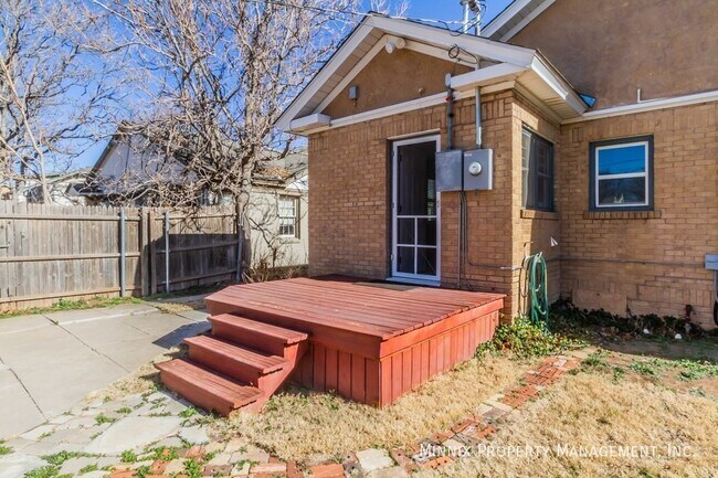 Building Photo - 1206 S. Travis St.