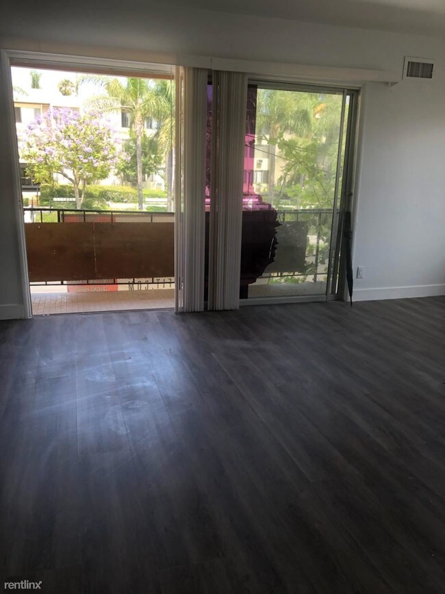 Building Photo - 3 br, 2 bath  - 1339 N Hobart Blvd 6