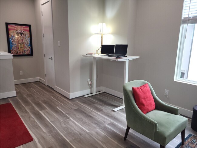 Building Photo - 240 Julia St