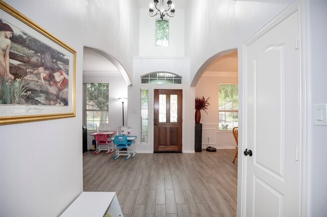 Building Photo - 601 Canyon Crest Dr